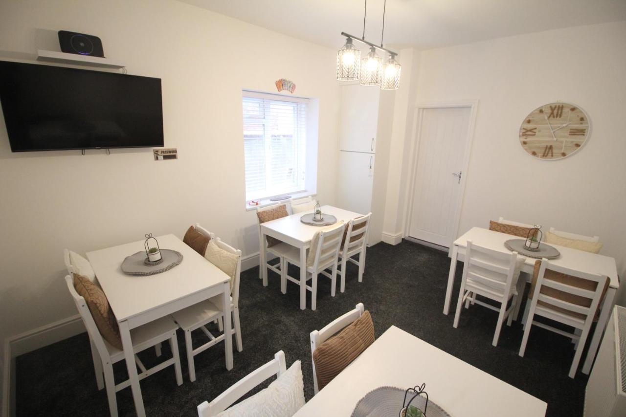 Media Manor - Fully Refurbished In 2022 - Large 6 Bedrooms, 3 Bathrooms Plus Media Games Room Blackpool Buitenkant foto